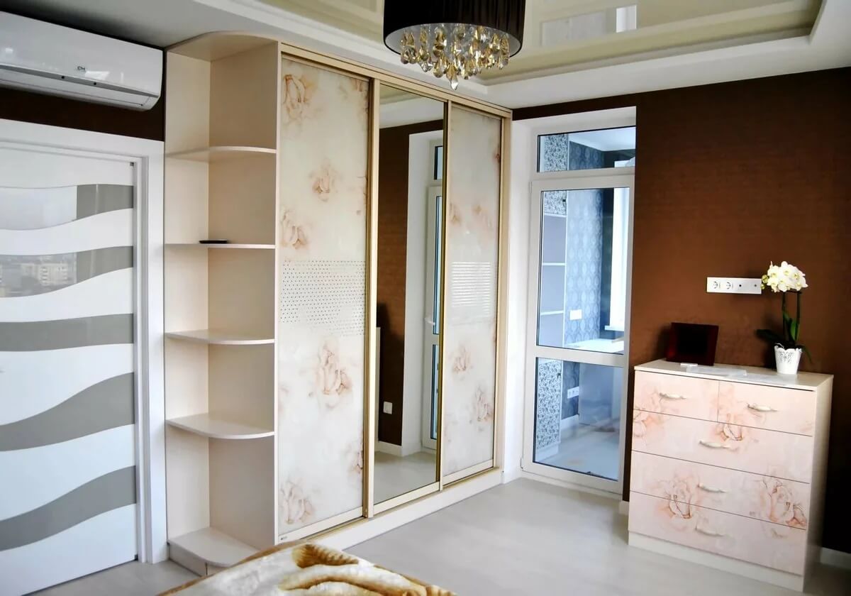 Золотой корпусный шкаф-купе №5 с зеркалом, фотопечатью и декоративными вставками на заказ